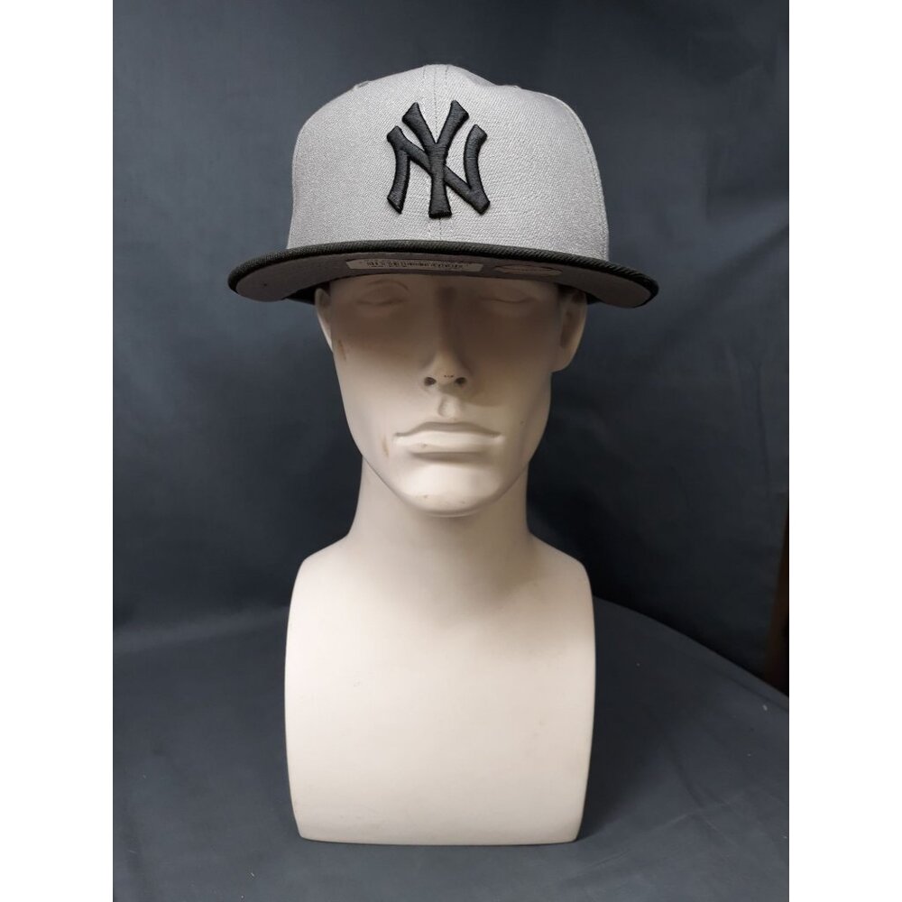 New Era 59Fifty Mens Fitted New York Yankees Grey size 7  NEW WITH TAGS!